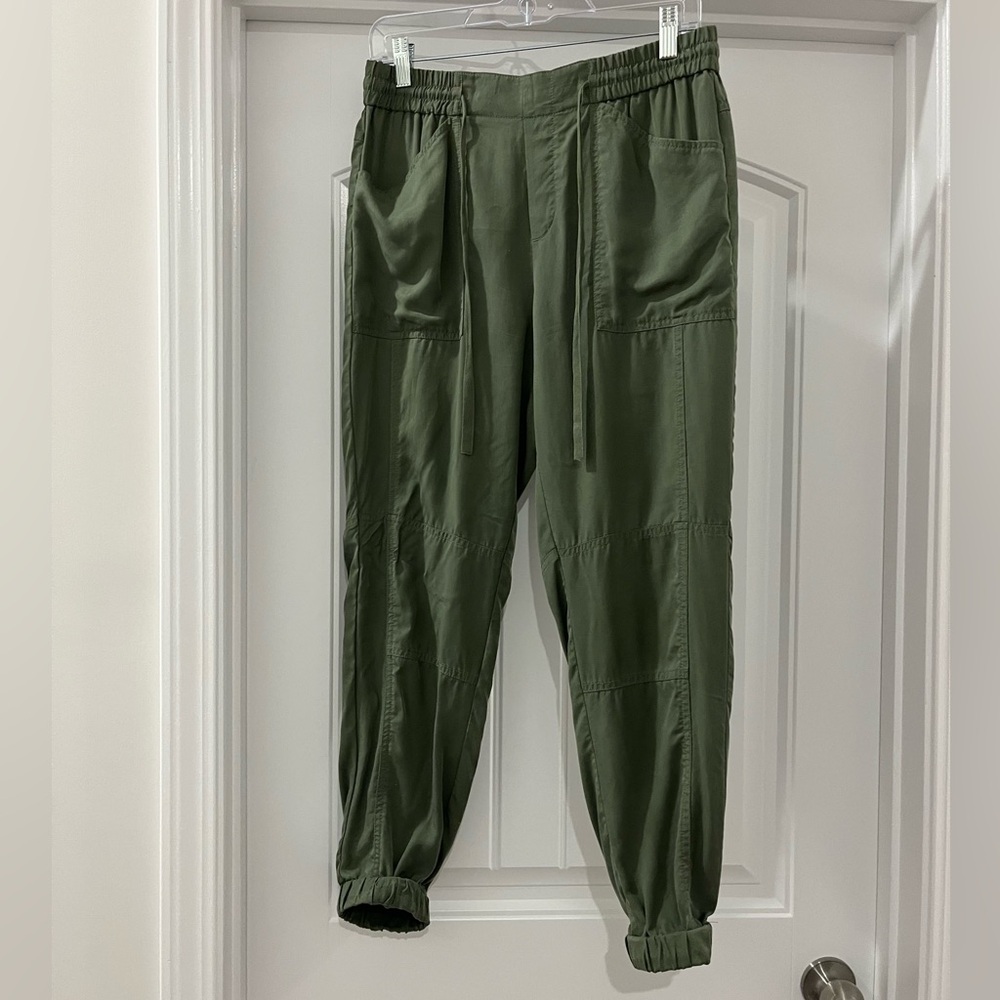 Banana Republic Women’s Cargo Pants in Olive